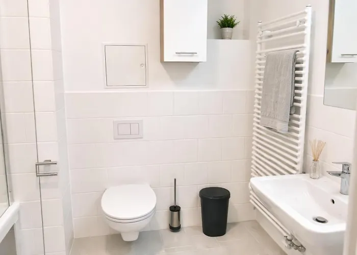 Modern Trendy With Balcony & Free Parking