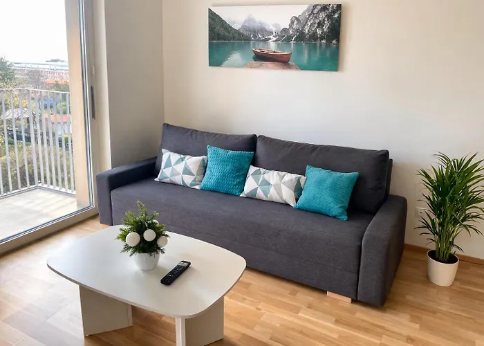 Modern Trendy With Balcony & Free Parking Appartamento