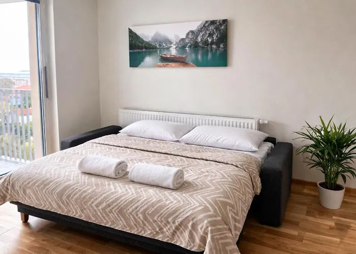 Modern Trendy With Balcony & Free Parking *
