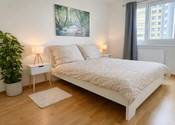 Modern Trendy With Balcony & Free Parking *
