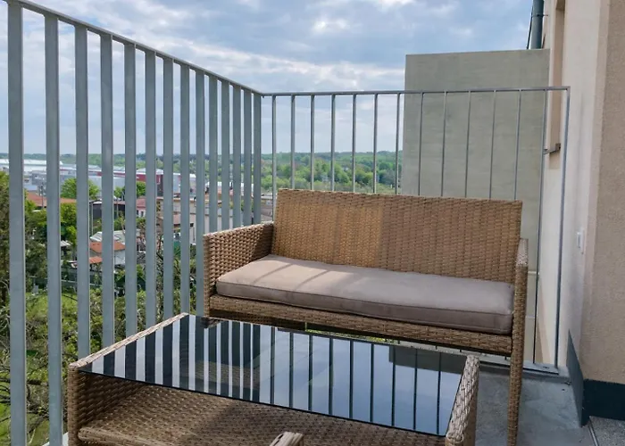 Modern Trendy With Balcony & Free Parking *