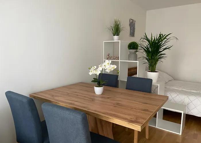 Modern Trendy With Balcony & Free Parking Appartamento