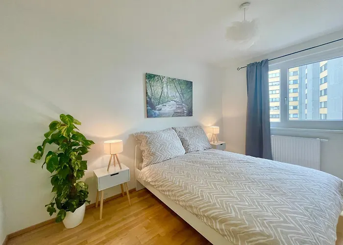 Modern Trendy With Balcony & Free Parking *