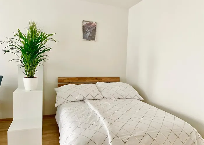 Modern Trendy With Balcony & Free Parking Appartamento