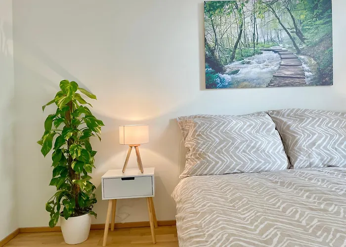Modern Trendy With Balcony & Free Parking *